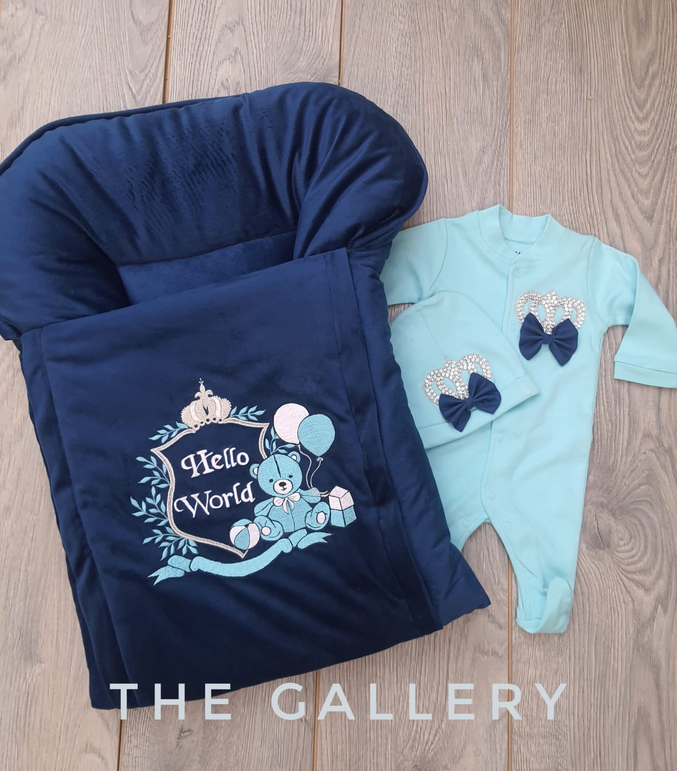 Carrynest and romper with cap